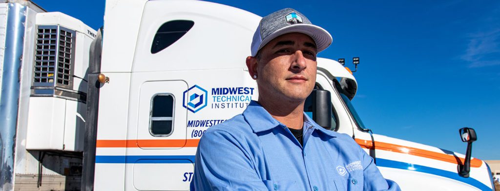 Paid CDL Training Versus Professional Trucking School | MTI